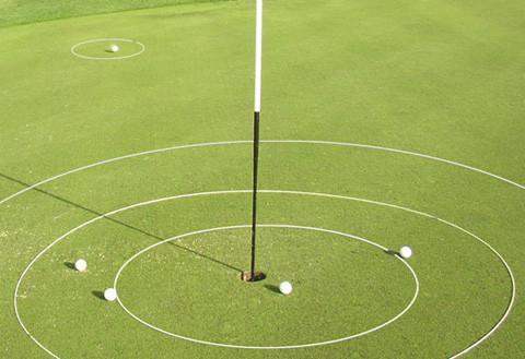 Egolfring golf training set with putting rings and golf balls on green grass